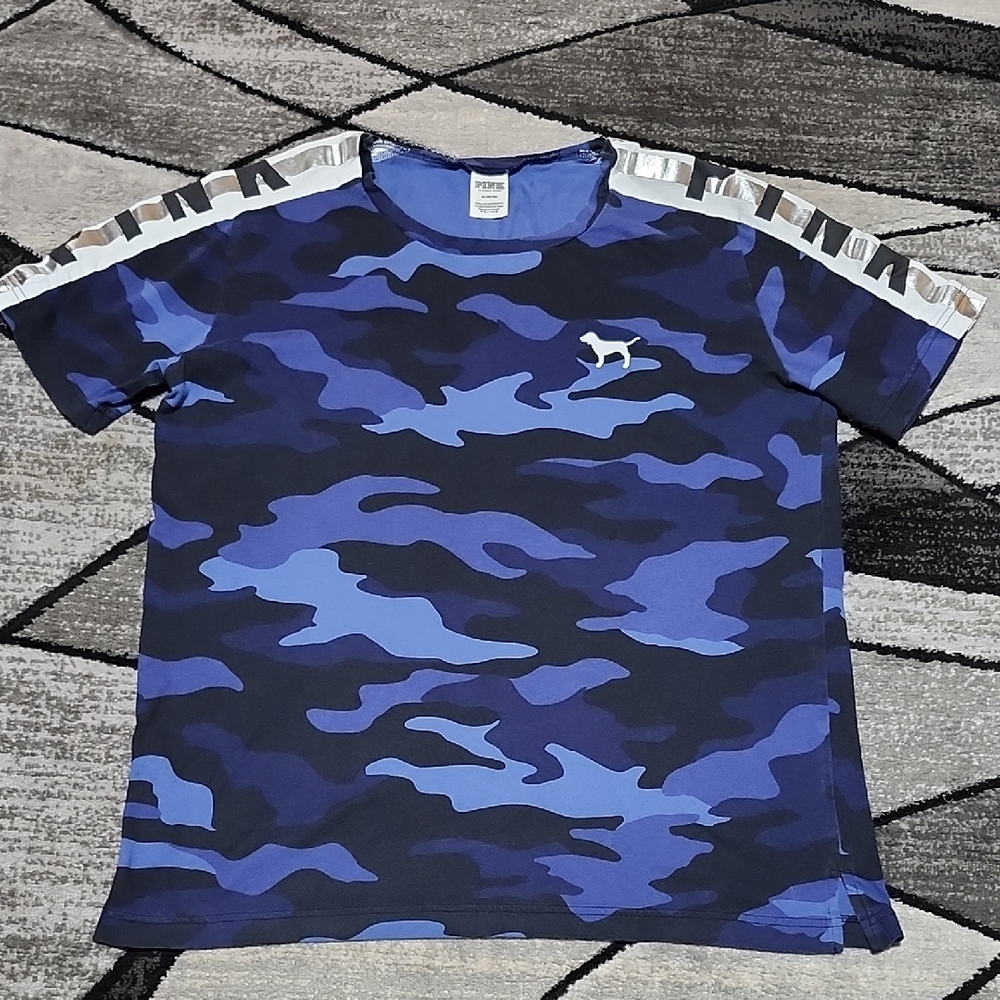VS PINK 2018 BLUE CAMO SILVER-SHINE STRIPE DOG LOGO CAMPUS FIT CREWNEC TEE-SHIRT